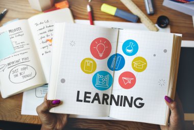 Kağıt günlüğü elinde tutan kişi