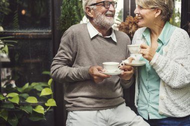 yaşlı çift çay içme
