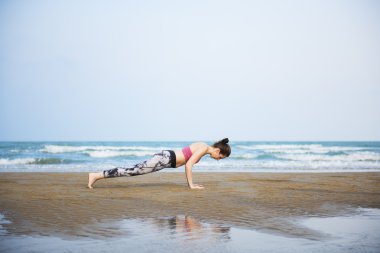 esneme yoga egzersiz yapıyor kadın