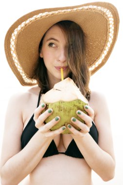 güzel kadın--dan Hindistan cevizi içme 