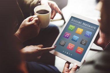 Dijital tablet ve kupa kahve grubu