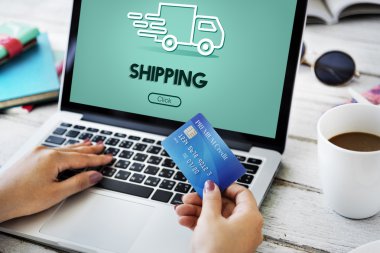 Dizüstü bilgisayar kullanan kadın