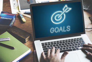 İşyeri masada dizüstü bilgisayar kullanan adam