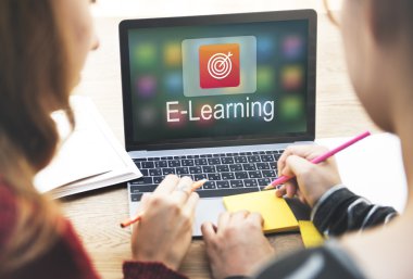 laptop ile çalışan kızlar