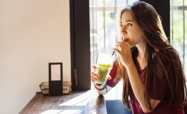 Kafede kokteyl içen kadın.