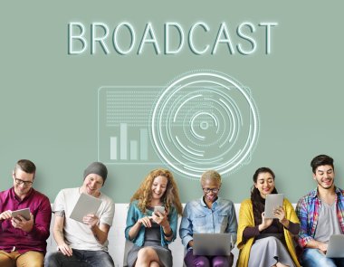 İnsanlar dijital araçları tarama  