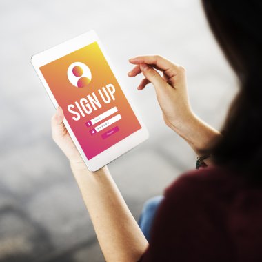 Dijital aygıt kullanan genç kadın