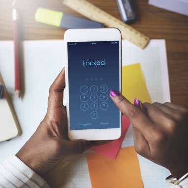 Kadın cep telefonuna göz atıyor