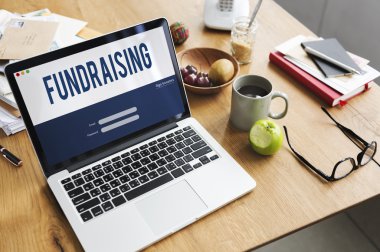 çalışma alanı tablo açılan laptop