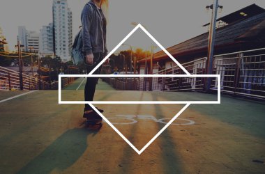 Şehirde kaykay sürme kadın