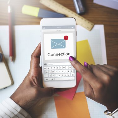 Kadın cep telefonuna göz atıyor