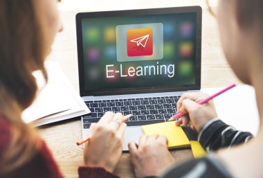 laptop ile çalışan kızlar