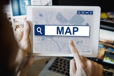 Dijital tablet kullanan adam  