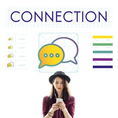 Dijital aygıt kullanan genç kadın