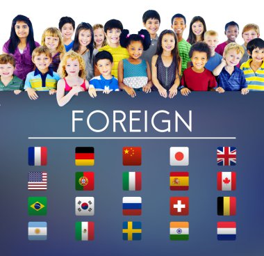 Gülümseyen şirin farklı çocuklar