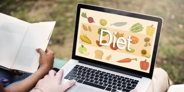 Parkta dizüstü bilgisayar kullanan öğrenciler