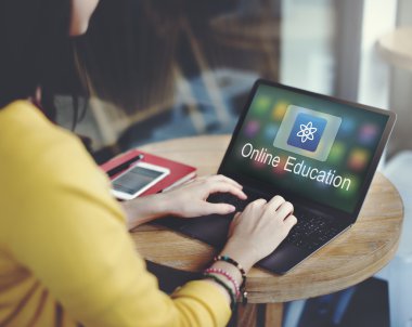 Dijital aygıt kullanan genç kadın