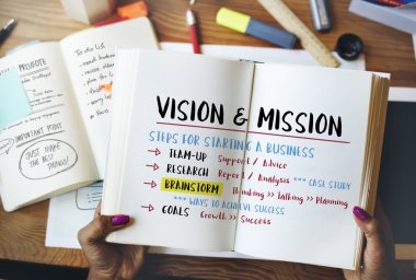 Kağıt günlüğü elinde tutan kişi