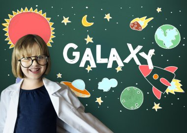 Küçük kız beyaz üniformalı