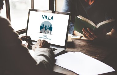 Dizüstü bilgisayarla çalışan adam