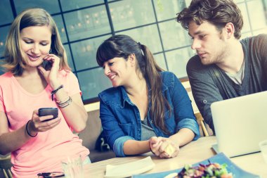 Arkadaşlar Smartphone kullanarak