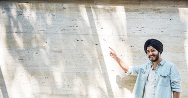 Duvara karşı ayakta adam