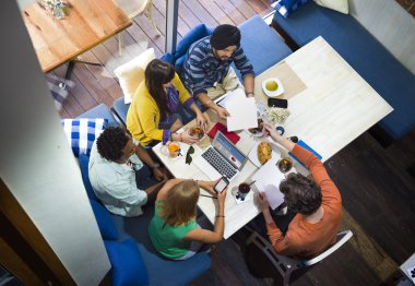 Öğrenciler birlikte öğrenme