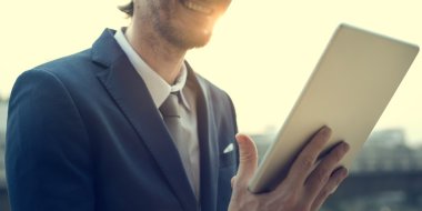 işadamı tablet ile çalışma 