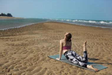 esneme yoga egzersiz yapıyor kadın