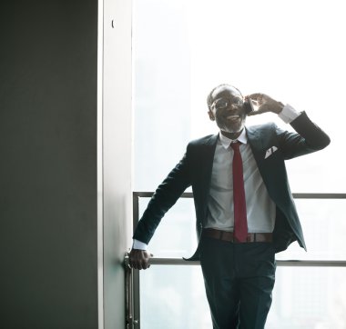 Dijital aygıt kullanarak iş adamı