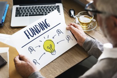 Adam holding kağıt metinle