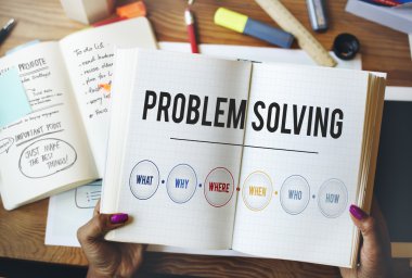 Kağıt günlüğü elinde tutan kişi