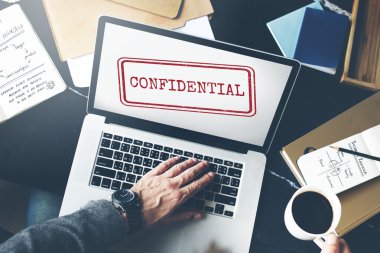 İşyeri masada dizüstü bilgisayar kullanan adam