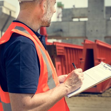 İnşaat işçisi ile mimari planı