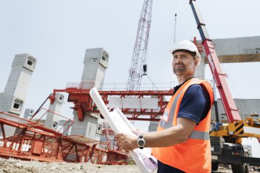 İnşaat işçisi ile mimari planı