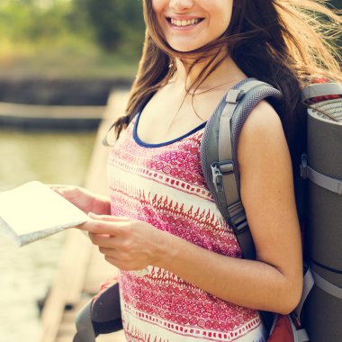 backpacker harita ile kız