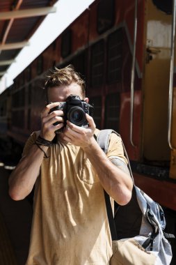 Adam kameraya tren istasyonu ile