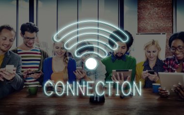 Dijital aygıtlar kullanan insanlar