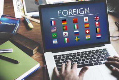 İşyeri masada dizüstü bilgisayar kullanan adam