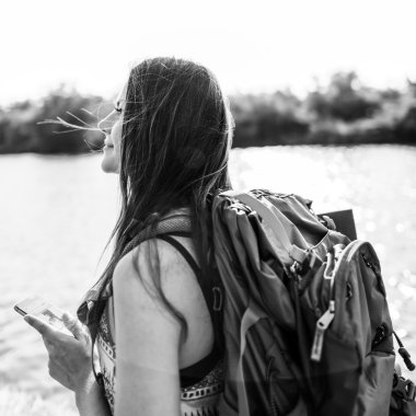 sırt çantası ile genç kız