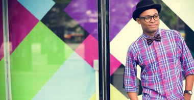 Şapkalı Afrika asıllı adam