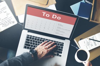 İşyeri masada dizüstü bilgisayar kullanan adam