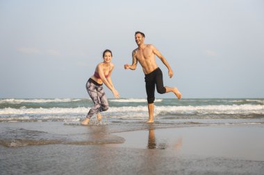 Kumsaldaki mutlu çift