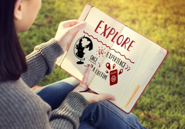 Elinde kağıt defter kadınla