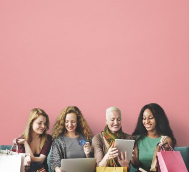 kadın arkadaşlar koltukta oturur 