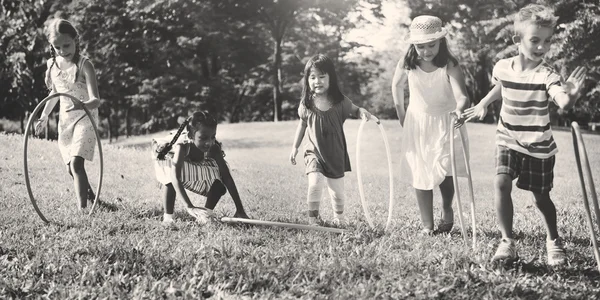 Hilkids jouer avec cerceaux — Photo