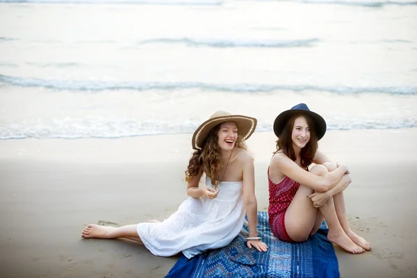 Mujeres hermosas que se enfrían cerca del océano —  Fotos de Stock