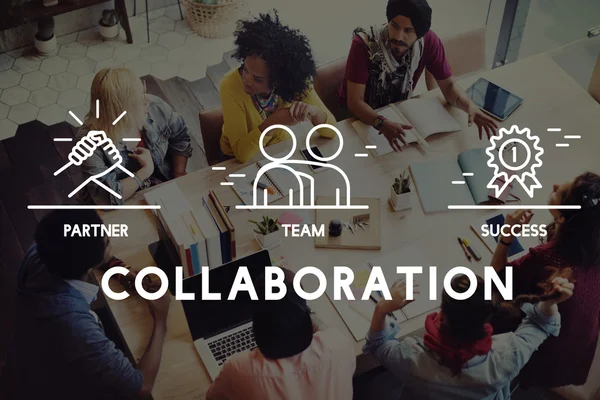 Öğrenciler birlikte beyin fırtınası