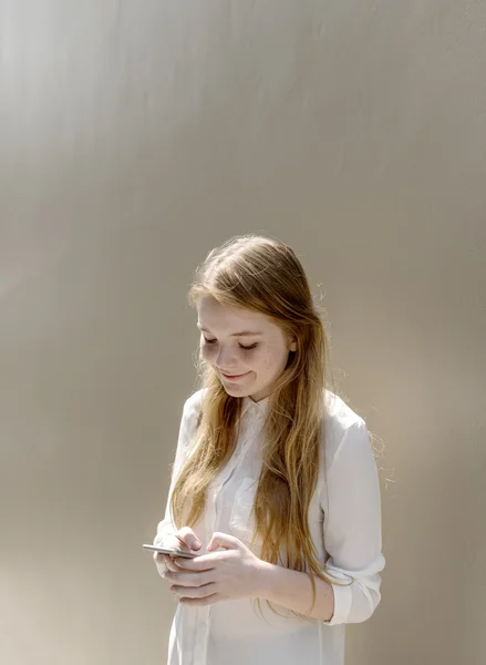 Akıllı telefon kullanan kız — Stok fotoğraf
