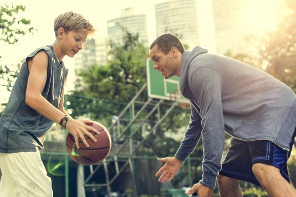 男人和男孩在打篮球 — 图库照片